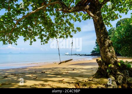 Spiaggia isolata vuota sull'isola di Ko Yao Yai nel mare delle Andamane in Thailandia Foto Stock