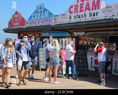 Skegness, Regno Unito. 25 Giugno 2020. La gente si accoda in una gelateria il giorno più caldo dell'anno. La gente si dirige verso la spiaggia nella popolare località balneare di Skegness, mentre l'Inghilterra registra il suo giorno più caldo dell'anno con temperature a 30 gradi Celsius. Credit: SOPA Images Limited/Alamy Live News Foto Stock