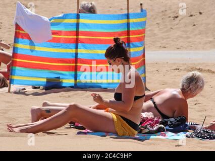 Skegness, Regno Unito. 25 Giugno 2020. La gente apprezza il tempo sulla spiaggia il giorno più caldo dell'anno. La gente si dirige verso la spiaggia presso la popolare località balneare di Skegness, come l'Inghilterra registra il suo giorno più caldo dell'anno con temperature a 30 gradi Celsius. Credit: SOPA Images Limited/Alamy Live News Foto Stock