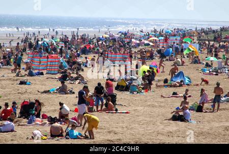 Skegness, Regno Unito. 25 Giugno 2020. La gente apprezza il tempo sulla spiaggia il giorno più caldo dell'anno. La gente si dirige verso la spiaggia presso la popolare località balneare di Skegness, come l'Inghilterra registra il suo giorno più caldo dell'anno con temperature a 30 gradi Celsius. Credit: SOPA Images Limited/Alamy Live News Foto Stock