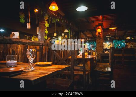 Interno di un pub irlandese bello e accogliente, pieno di bevande, birre e cibo per trascorrere un buon tempo Foto Stock