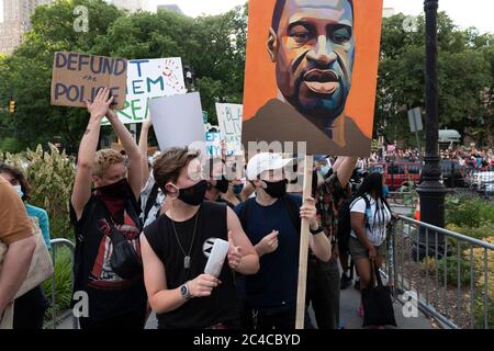 New York, New York, Stati Uniti. 25 Giugno 2020. I dimostranti sono esposti al parco del municipio durante una protesta di Black Lives Matter Occupy City Hall a New York, New York. I dimostranti chiedono un taglio di 1 miliardo di dollari dal Dipartimento di polizia di New York e hanno in programma di occupare il City Hall Park fino a quando il budget della città non viene approvato entro la fine di giugno Credit: Brian Branch Price/ZUMA Wire/Alamy Live News Foto Stock