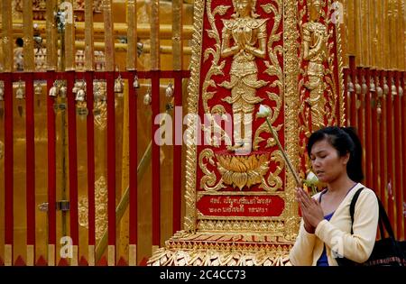 Chiang mai, Thailandia. 19 Nov 2009. Un adoratore prega al tempio Phra Tat Doi Suthep, il luogo sacro di culto buddista trovato sulla cima del monte Doi Suthep nella città settentrionale della Thailandia di Chiang mai, fondata nel 1386. Credit: Paul Lakatos/SOPA Images/ZUMA Wire/Alamy Live News Foto Stock