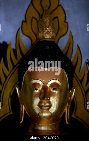 Chiang mai, Thailandia. 19 Nov 2009. Una vista da vicino di una statua del Buddha al tempio Phra Tat Doi Suthep, il luogo sacro di culto buddista trovato sulla cima del monte Doi Suthep nella città settentrionale della Thailandia di Chiang mai, fondata nel 1386. Credit: Paul Lakatos/SOPA Images/ZUMA Wire/Alamy Live News Foto Stock