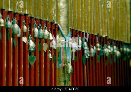 Chiang mai, Thailandia. 19 Nov 2009. Un primo piano di campane ornate al tempio Phra Tat Doi Suthep, il luogo sacro di culto buddista trovato sulla cima del monte Doi Suthep nella città settentrionale della Thailandia di Chiang mai, fondata nel 1386. Credit: Paul Lakatos/SOPA Images/ZUMA Wire/Alamy Live News Foto Stock