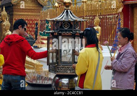 Chiang mai, Thailandia. 19 Nov 2009. Gli adoratori illuminano l'incenso al tempio Phra Tat Doi Suthep, il luogo sacro di culto buddista trovato sulla cima della montagna Doi Suthep nella città settentrionale della Thailandia di Chiang mai, fondata nel 1386. Credit: Paul Lakatos/SOPA Images/ZUMA Wire/Alamy Live News Foto Stock