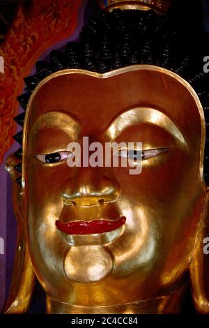 Chiang mai, Thailandia. 19 Nov 2009. Una vista da vicino di una statua del Buddha al tempio Phra Tat Doi Suthep, il luogo sacro di culto buddista trovato sulla cima del monte Doi Suthep nella città settentrionale della Thailandia di Chiang mai, fondata nel 1386. Credit: Paul Lakatos/SOPA Images/ZUMA Wire/Alamy Live News Foto Stock