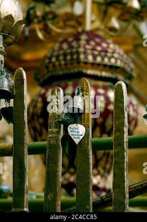 Chiang mai, Thailandia. 19 Nov 2009. Un primo piano di campane ornate al tempio Phra Tat Doi Suthep, il luogo sacro di culto buddista trovato sulla cima del monte Doi Suthep nella città settentrionale della Thailandia di Chiang mai, fondata nel 1386. Credit: Paul Lakatos/SOPA Images/ZUMA Wire/Alamy Live News Foto Stock