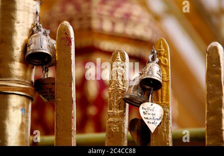 Chiang mai, Thailandia. 19 Nov 2009. Un primo piano di campane ornate al tempio Phra Tat Doi Suthep, il luogo sacro di culto buddista trovato sulla cima del monte Doi Suthep nella città settentrionale della Thailandia di Chiang mai, fondata nel 1386. Credit: Paul Lakatos/SOPA Images/ZUMA Wire/Alamy Live News Foto Stock