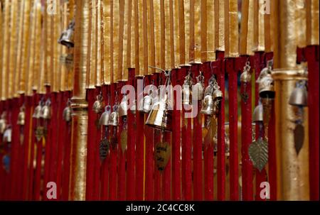 Chiang mai, Thailandia. 19 Nov 2009. Un primo piano di campane ornate al tempio Phra Tat Doi Suthep, il luogo sacro di culto buddista trovato sulla cima del monte Doi Suthep nella città settentrionale della Thailandia di Chiang mai, fondata nel 1386. Credit: Paul Lakatos/SOPA Images/ZUMA Wire/Alamy Live News Foto Stock