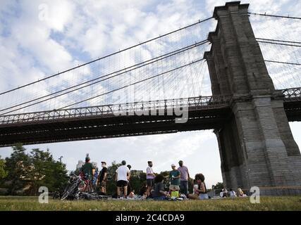 Brooklyn, Stati Uniti. 26 Giugno 2020. La gente si riunisce a Brooklyn Bridge Park giovedì 26 giugno 2020. New York City è entrata nella fase 2 di un piano di riapertura in quattro parti lunedì dopo essere stata chiusa per 3 mesi a causa del COVID-19. Foto di John Angelillo/UPI Credit: UPI/Alamy Live News Foto Stock