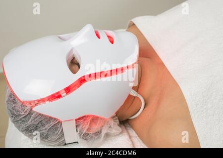 Speciale maschera clinica per fototerapia per il trattamento della pelle Foto Stock