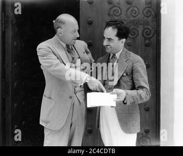 DeMILLE e CARLI ELINOR manager del Fox Carthay Circle Theatre discutono i piani per la prima mondiale della sua ultima DINAMITE cinematografica il 25 luglio 1929 Foto Stock