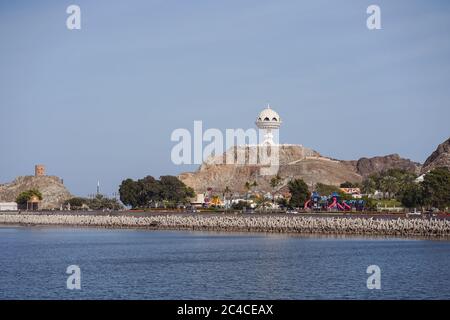 Muscat / Oman - 15 febbraio 2020: Bruciatore Riyam incense visto da Corniche con vista sull'acqua Foto Stock