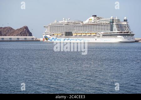 Mascate / Oman - 15 febbraio 2020: Grande nave da crociera turistica ancorata nel porto di Mascate Foto Stock