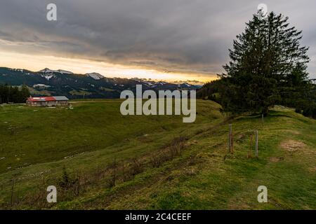 Colorata escursione autunnale vicino a Immenstadt nell'Allgau Foto Stock