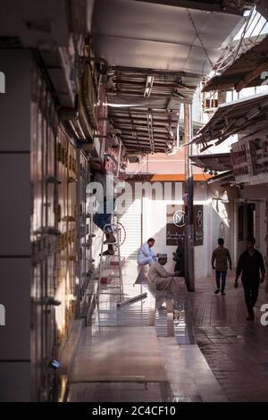 Mascate / Oman - 15 febbraio 2020: I negozi chiusi durante il tempo di preghiera nel souq di Mutrah Foto Stock