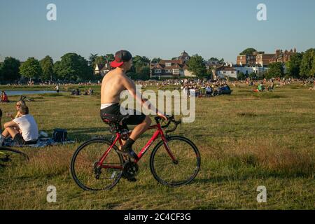 WIMBLEDON LONDRA, REGNO UNITO. 25 giugno 2020. Un grande gruppo di persone principalmente di giovani età si riuniscono durante una serata balsosa in bolle di divaricamento sociale su Wimbledon comune per bere e socializzare come le regole di blocco sono rilassati alla fine della giornata più calda in record a Londra. Credit: amer Ghazzal/Alamy Live News Foto Stock