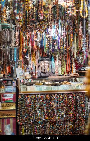 Mascate / Oman - 15 febbraio 2020: Venditore di souvenir come gioielli fatti a mano per i turisti Foto Stock