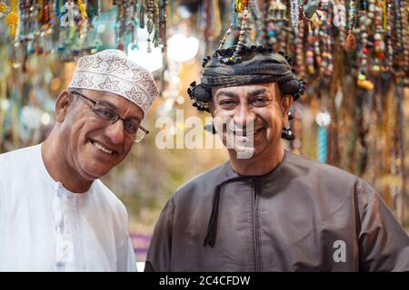 Mascate / Oman - 15 febbraio 2020: Venditore di souvenir come lampade e vestiti per i turisti Foto Stock