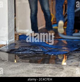 Danni causati dall'acqua al pavimento con attrezzatura di rimozione dell'acqua Foto Stock