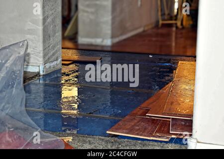 Danni causati dall'acqua al pavimento con attrezzatura di rimozione dell'acqua Foto Stock