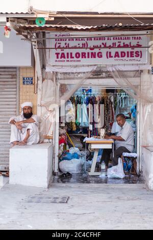 Muscat / Oman - 15 febbraio 2020: Cucito su misura in piccolo negozio a Mutrah Souq Foto Stock