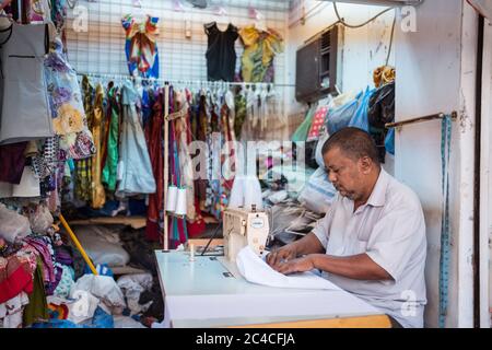 Muscat / Oman - 15 febbraio 2020: Cucito su misura in piccolo negozio a Mutrah Souq Foto Stock