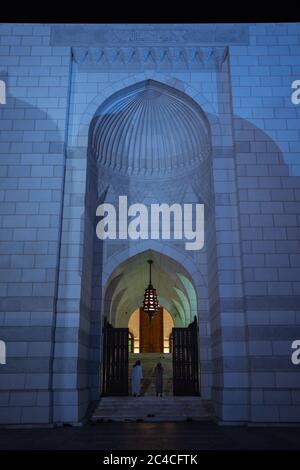 Mascate / Oman - 15 febbraio 2020: Bella moschea illuminata con luci blu di notte Foto Stock