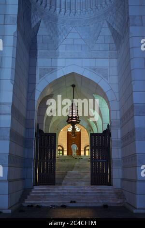 Mascate / Oman - 15 febbraio 2020: Bella moschea illuminata con luci blu di notte Foto Stock