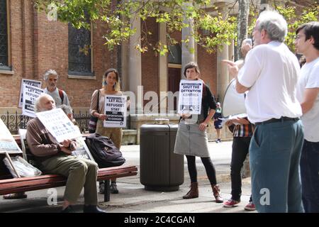 Ian Rintoul della Coalizione per l'azione dei rifugiati parla al raduno contro la deportazione di un richiedente asilo afgano. Foto Stock