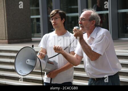 Ian Rintoul della Coalizione per l'azione dei rifugiati parla al raduno contro la deportazione di un richiedente asilo afgano. James flessibile tiene l'altoparlante. Foto Stock