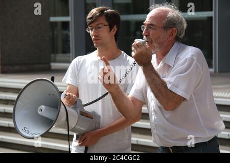 Ian Rintoul della Coalizione per l'azione dei rifugiati parla al raduno contro la deportazione di un richiedente asilo afgano. James flessibile tiene l'altoparlante. Foto Stock