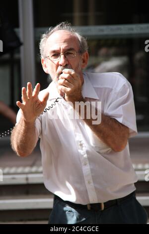 Ian Rintoul della Coalizione per l'azione dei rifugiati parla al raduno contro la deportazione di un richiedente asilo afgano. Foto Stock