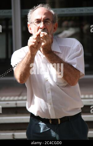 Ian Rintoul della Coalizione per l'azione dei rifugiati parla al raduno contro la deportazione di un richiedente asilo afgano. Foto Stock