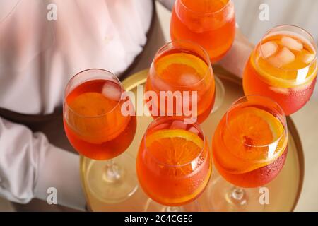 Vassoio portavande con cocktail aperol Spritz. Drink estivo Foto Stock