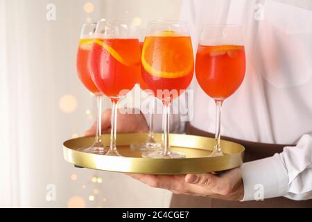 Vassoio portavande con cocktail aperol Spritz. Drink estivo Foto Stock