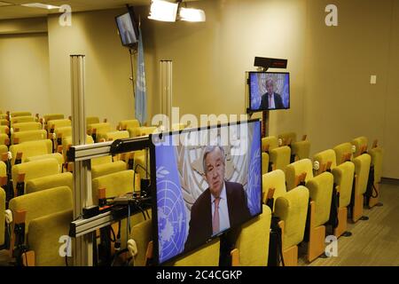 Pechino, Cina. 25 Giugno 2020. Il Segretario Generale delle Nazioni Unite Antonio Guterres (sugli schermi) parla a un briefing stampa virtuale presso la sede delle Nazioni Unite a New York, il 25 giugno 2020. Credit: Xie e/Xinhua/Alamy Live News Foto Stock