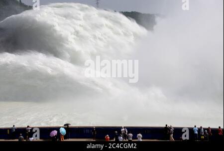 Pechino, Cina. 25 Giugno 2020. I turisti guardano l'acqua che sgorga dal bacino di Xiaolangdi sul Fiume giallo nella provincia centrale di Henan, il 25 giugno 2020. Il serbatoio ha iniziato a scaricare l'acqua ad una velocità di 4,200 metri cubi al secondo Giovedi. Credit: Miao Qiunao/Xinhua/Alamy Live News Foto Stock