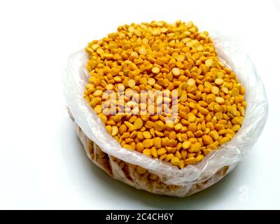 Cickpea spaccato anche conosciuto come Chana dal, giallo Chana Split Peas, lenticchie di ceci essiccate o Toor dal isolato su sfondo bianco Foto Stock