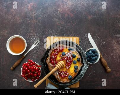 Pancake olandese appena sfornato in padella in ghisa. Foto Stock