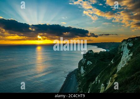 Tramonto sulla scogliera tra birra e Branscombe guardando giù al undercliff ad un'area nota come Castello di roccia. Foto Stock