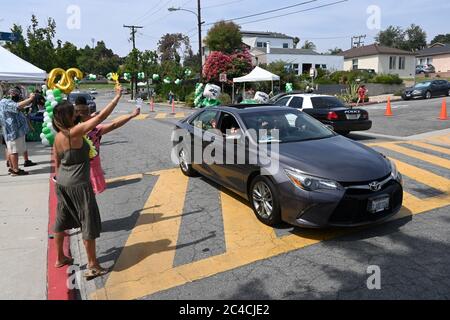 CALIFORNIA, STATI UNITI. 24 2020 GIUGNO; una laurea drive thru alla Macy Intermediate School, mercoledì 24 giugno 2020, a Monterey Park, California, in mezzo alla pandemia globale del corinavirus COVID-19. (Foto di IOS/Espa-Images) Foto Stock