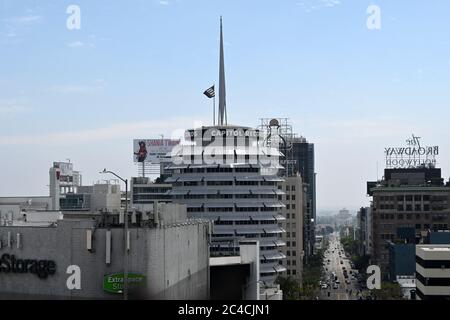 HOLLYWOOD, STATI UNITI. 25 2020 GIUGNO; una bandiera Black Lives Matter nell'edificio Capitol Records, giovedì 25 giugno 2020, a Hollywood, California (Foto di IOS/Espa-Images) Foto Stock