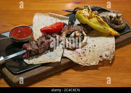Primo piano un piatto di armeno tradizionale barbecue o Khorovats con verdure grigliate che servono su pane di flatbread chiamato Lavash Foto Stock