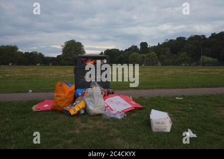 Hertford, Regno Unito. 26 Giugno 2020. Un sacco di rifiuti è stato lasciato vicino a bidoni e sparso attraverso il parco in Hartham Common dopo una giornata di sole ieri. Harham Common è un parco situato vicino al centro di Hertford e al sobborgo di Bengeo. Credit: Andrew Steven Graham/Alamy Live News Foto Stock