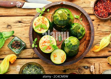 Zucchine al forno farcite di carote e riso Foto Stock