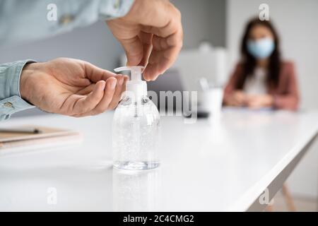 Detergente per mani alcol gel lavaggio manuale disinfettante per igiene Foto Stock