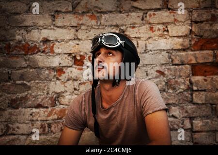 stile di vita giovane uomo con baffi, auto, rock n roll Foto Stock