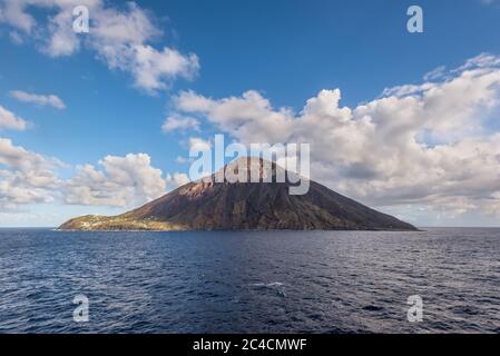 Vulcano Stromboli visto dalla nave. Stromboli è una delle otto isole Eolie e uno dei tre vulcani attivi in Italia. Foto Stock